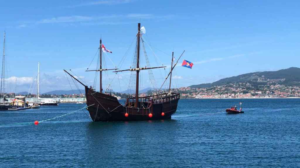 La réplica de la Carabela Pinta llegando al puerto de Baiona.