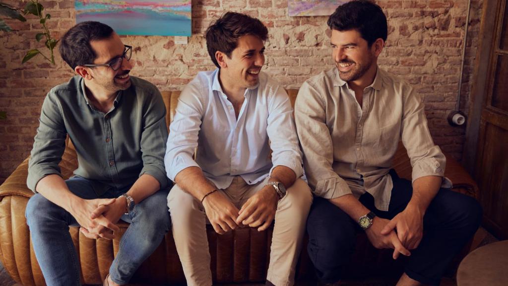 Los tres fundadores de Muppy posan en una de sus unidades de 'coliving' en marcha.