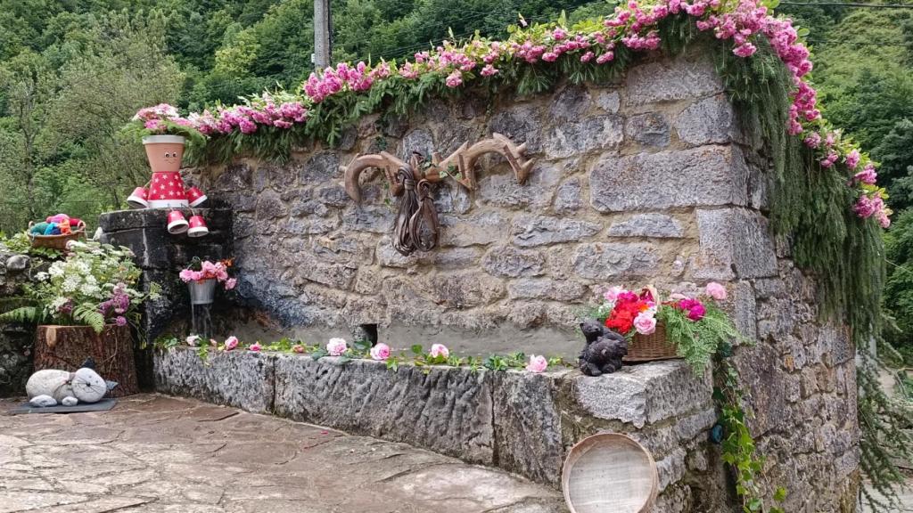 Vista de otro enramado de fuentes durante la noche de San Juan somedana