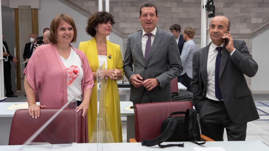 Varios diputados del PSOE, este martes, antes del inicio de la primera sesión del Debate del Estado de la Región de Murcia.