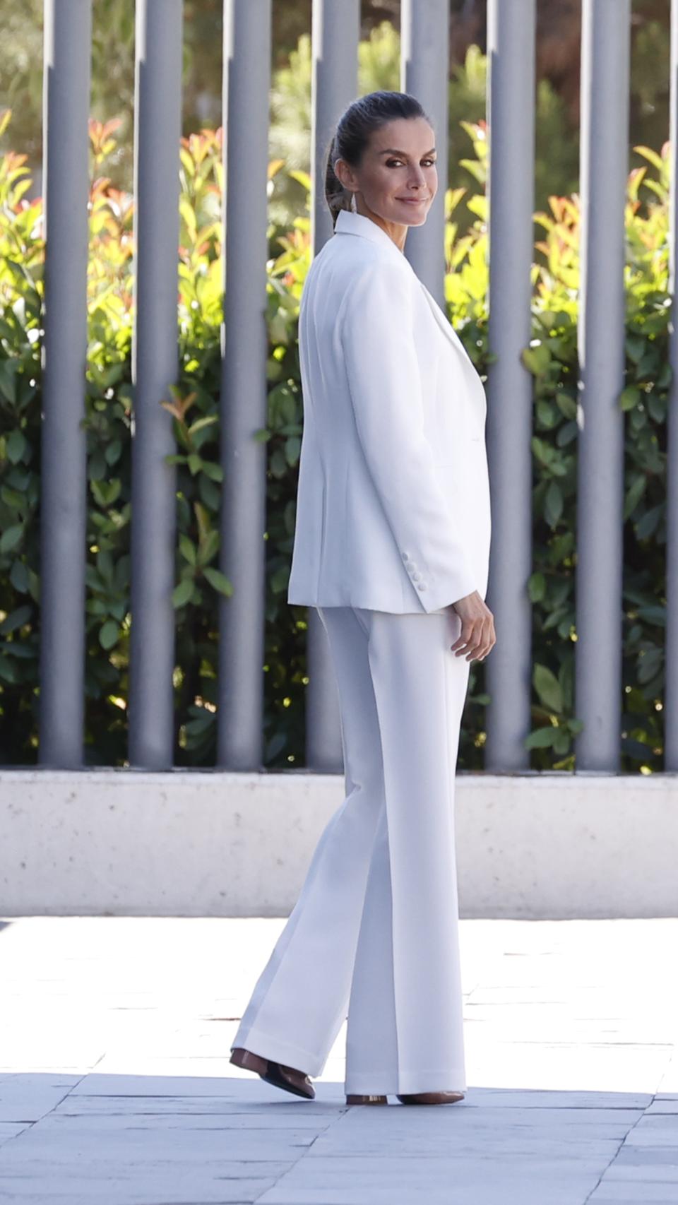 Letizia con un traje de chaqueta blanco.