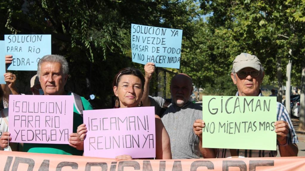 La responsable de Vivienda de IU CLM, Olga Ávalos, en la concentración de vecinos de la calle Yedra de Toledo