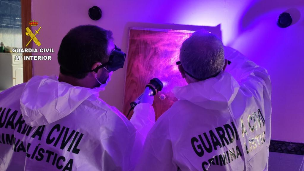 Agentes de la Guardia Civil en el domicilio del presunto homicida.