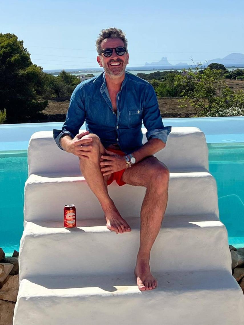 El periodista posa junto a la piscina con el mar de fondo.