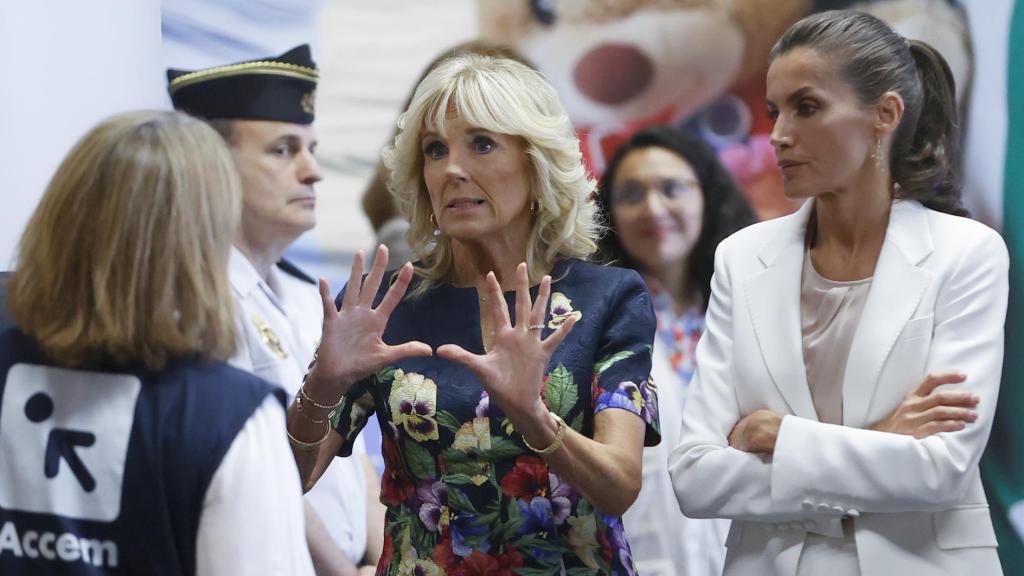 La reina Letizia, atenta a la conversación de Jill Biden con personal del Creade.