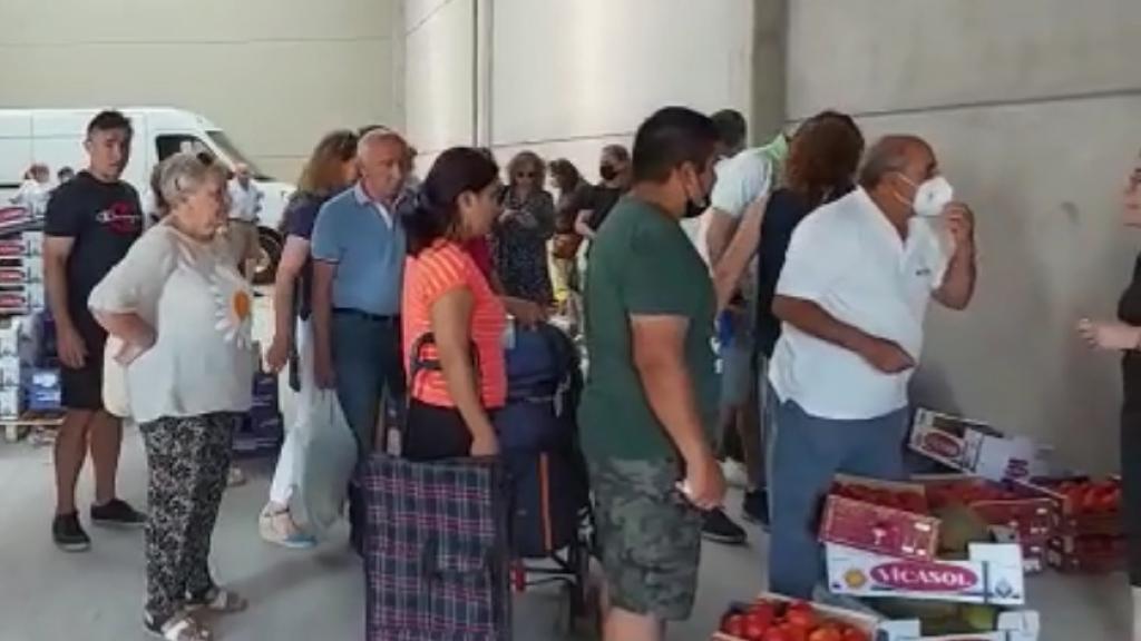 Se forman largas colas para comprar las sandías en Parla (Madrid).