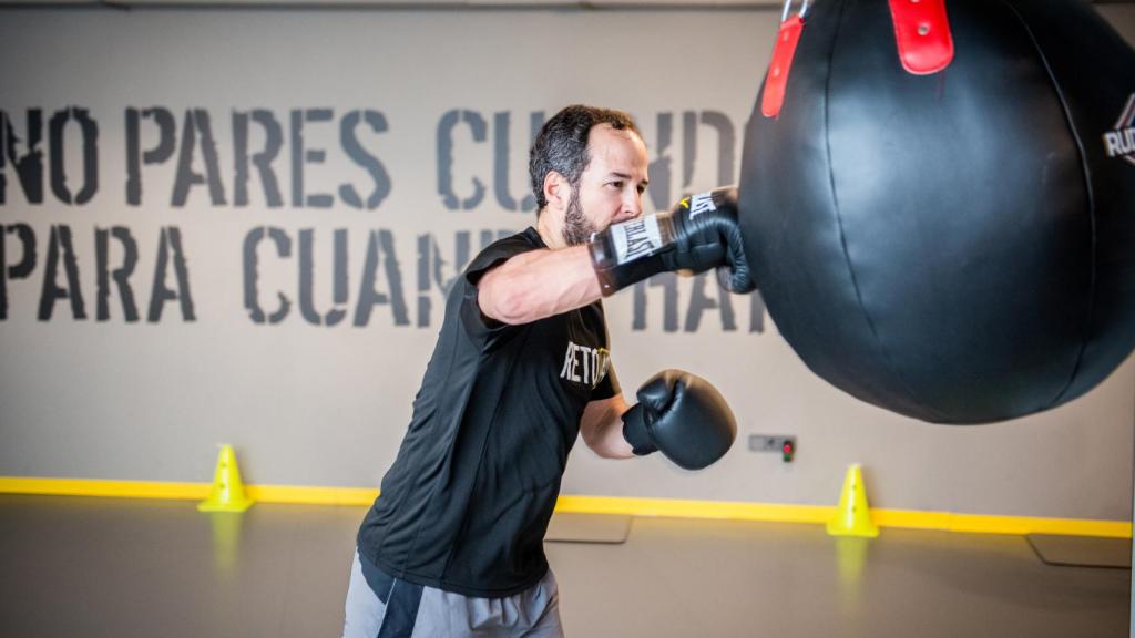 Jorge practicando boxeo en Reto48.