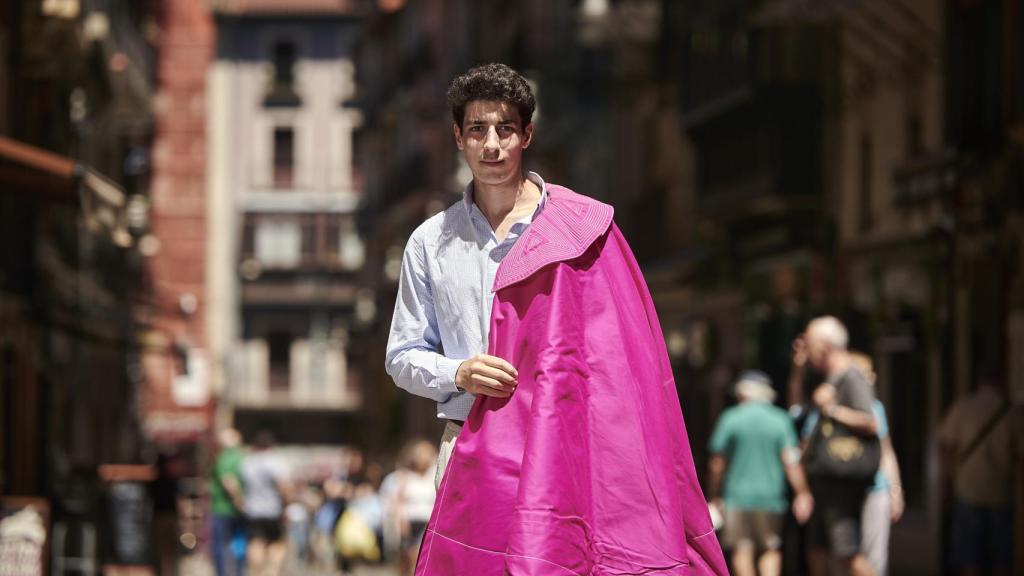 Nabil posa en la calle Estafeta.