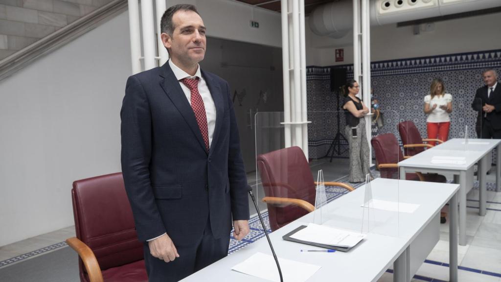 El portavoz del Grupo Parlamentario Vox, Juan José Liarte, este martes, en la Asamblea Regional antes del inicio de la sesión.