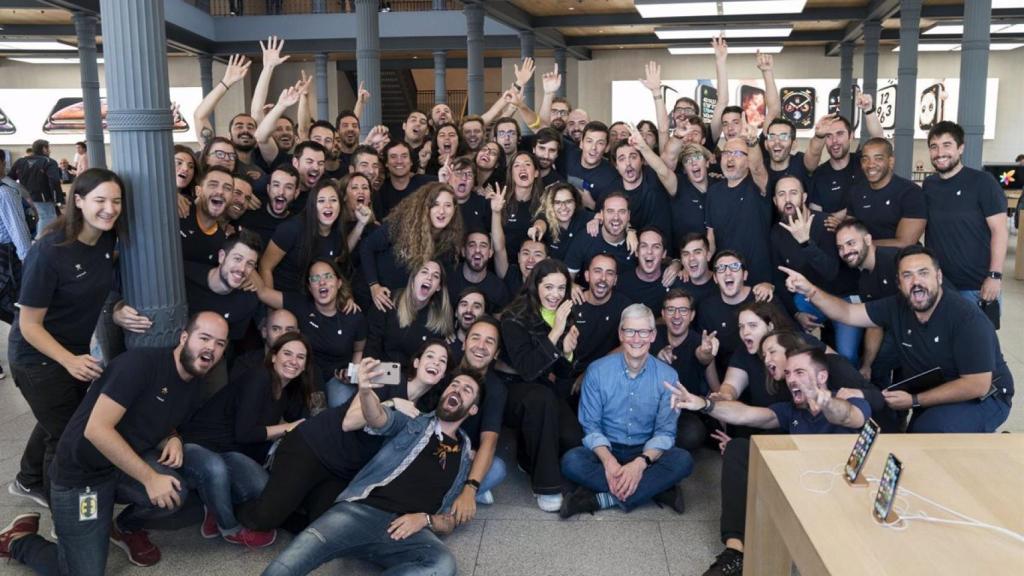 El CEO de Apple, Tim Cook, en una tienda española de la marca.