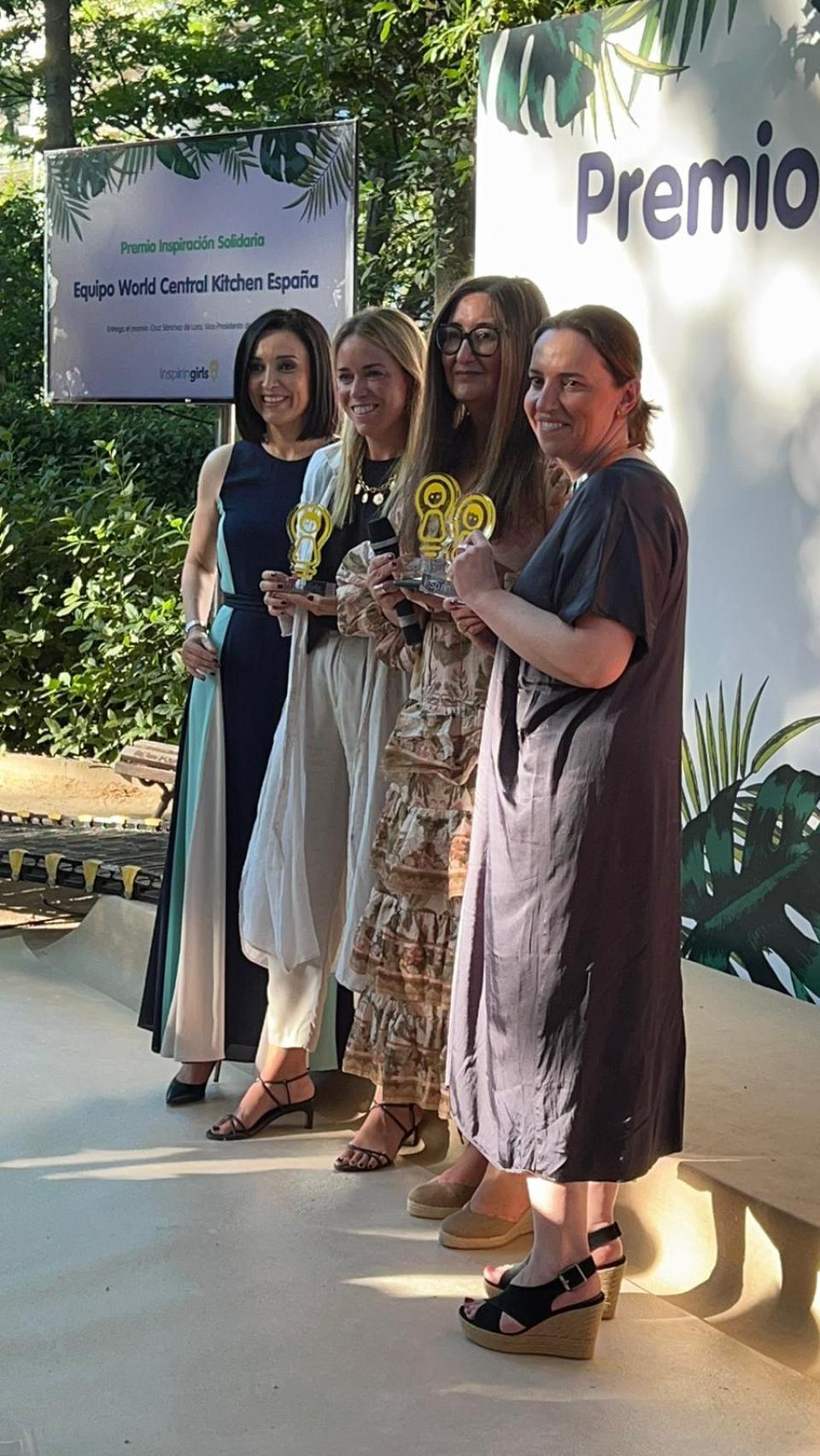 Cruz Sánchez de Lara junto al equipo World Central Kitchen.