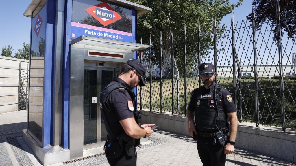 Dos agentes de la Policía Nacional, vigilando una estación de Metro este martes.