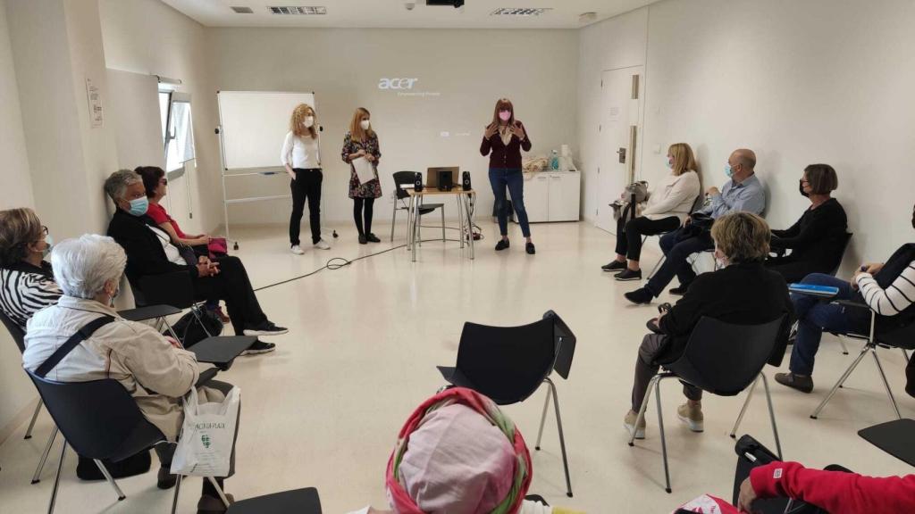 Los problemas económicos son una de las mayores preocupaciones para los mayores, en la imagen un centro de Campello.