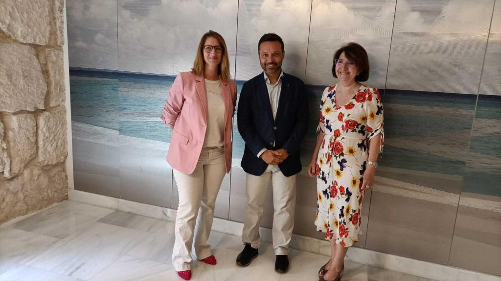 Mari Carmen de España, Ángel Pineda y Amparo Navarro, en el hotel Amérigo.
