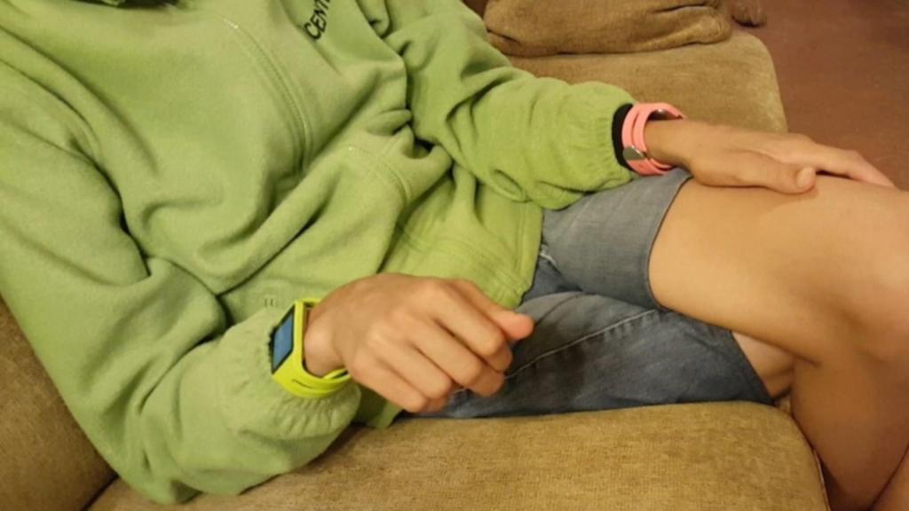 El dispositivo, en fase de prototipo, se coloca en la muñeca y produce estímulos por vibración.