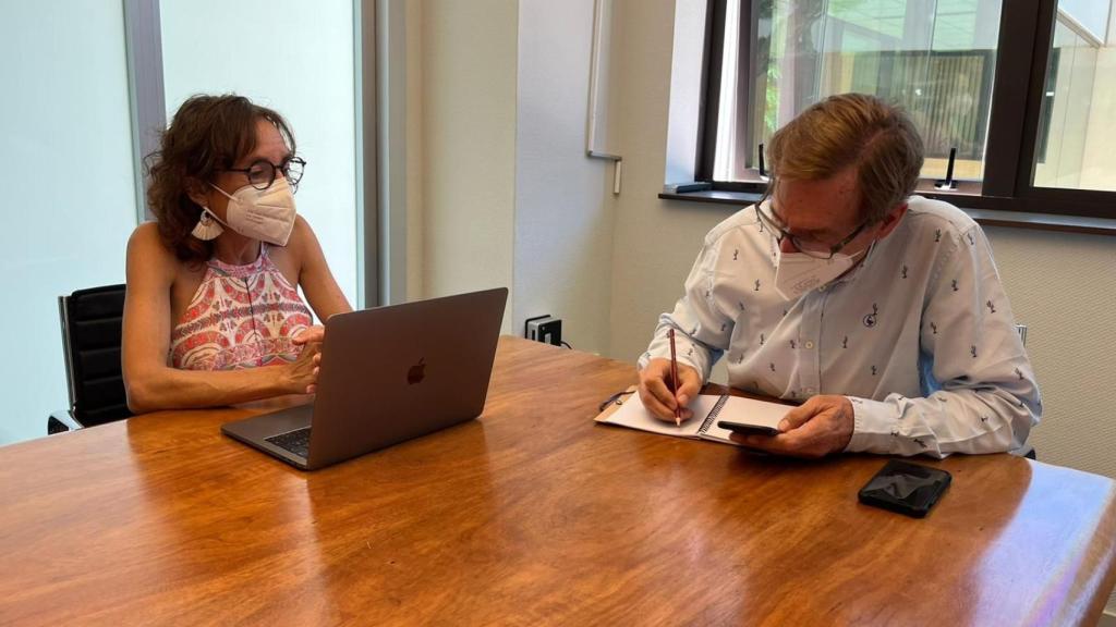 El conseller de Sanidad con la gerente del departamento.