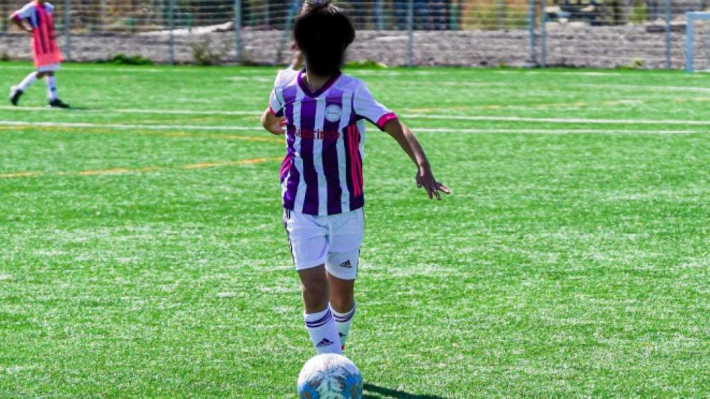 Los jóvenes inscritos en el campus de verano del Real Valladolid participan con camisetas sin escudo