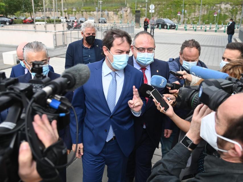 El presidente de la Junta, Alfonso Fernández Mañueco, a su llegada al X Aniversario del Hospital de Burgos, este lunes.