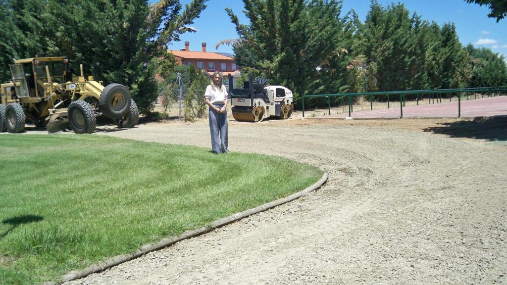 Marta Labrador, concejal de Obras, Parques y Jardines, en los caminos de Valdelagua