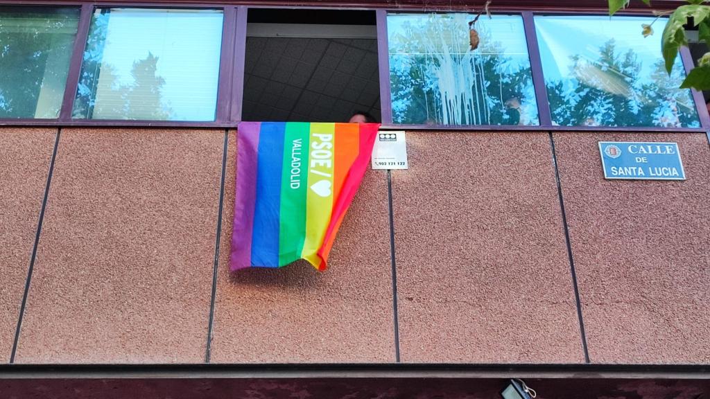 Una bandera ubicada en la sede del PSOE de Valladolid