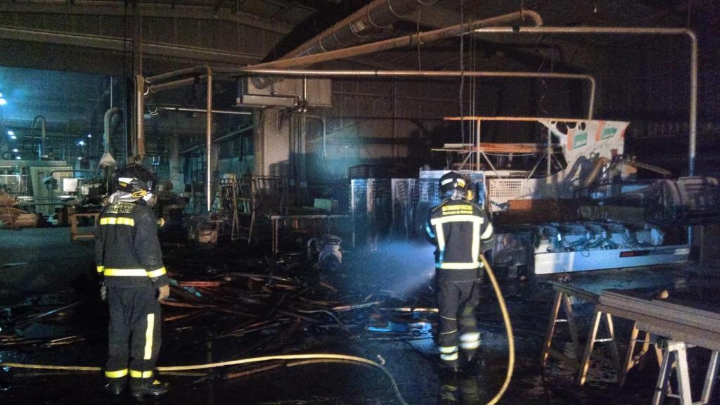 Los Bomberos luchan contra el fuego en una fábrica de maderas de Íscar