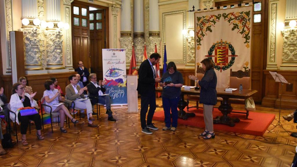 Óscar Puente entrega una conmemoración a Yolanda Rodríguez en presencia de Victoria Soto.