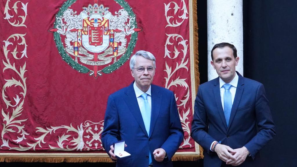 El presidente de la Diputación, Conrado Íscar, entrega el Premio a la Trayectoria Artística 2021 al profesor Jesús Urrea