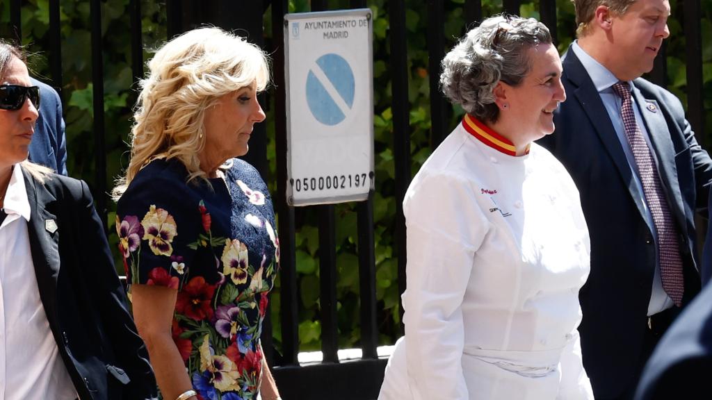 Jill Bidel en el restaurante 'El Qüenco de Pepa' junto a la cocinera Pepa Muñoz.