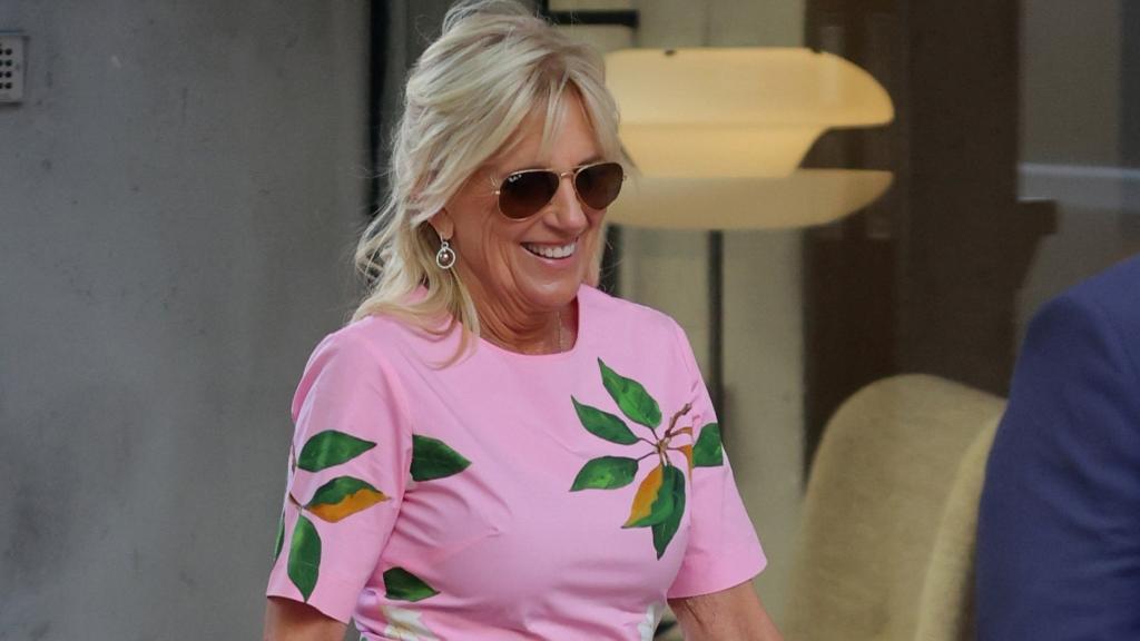 La primera dama eligió un vestido floreado para su jornada de compras.