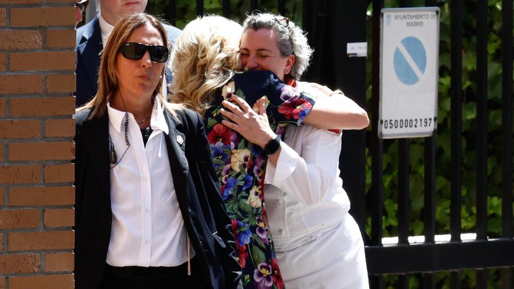 Tras salir del restaurante Jill Biden se ha abrazado con Pepa Muñoz.