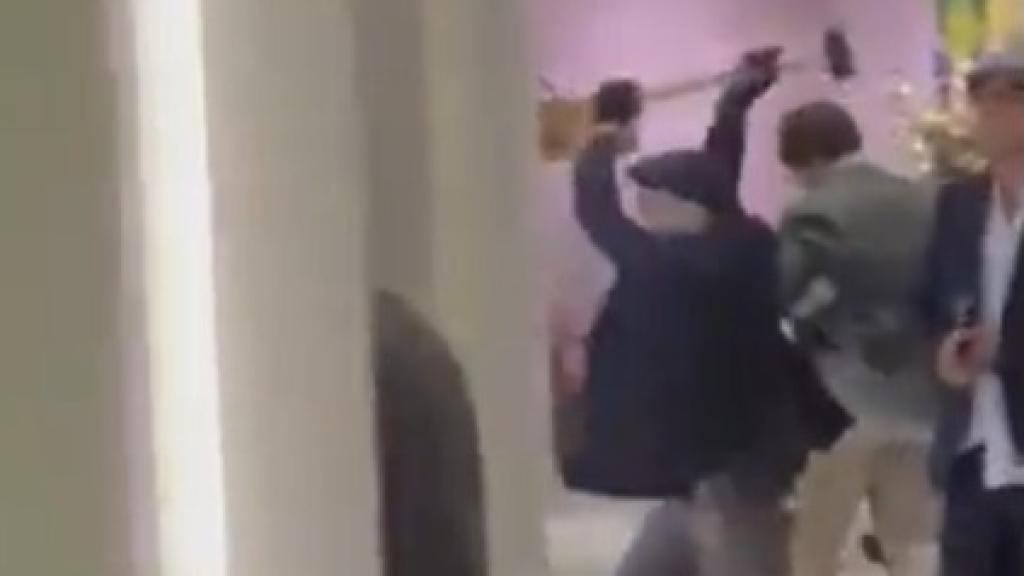 Uno de los sospechosos revienta con una maza la vitrina de la joyería en el vídeo difundido en redes sociales. Foto: Twitter