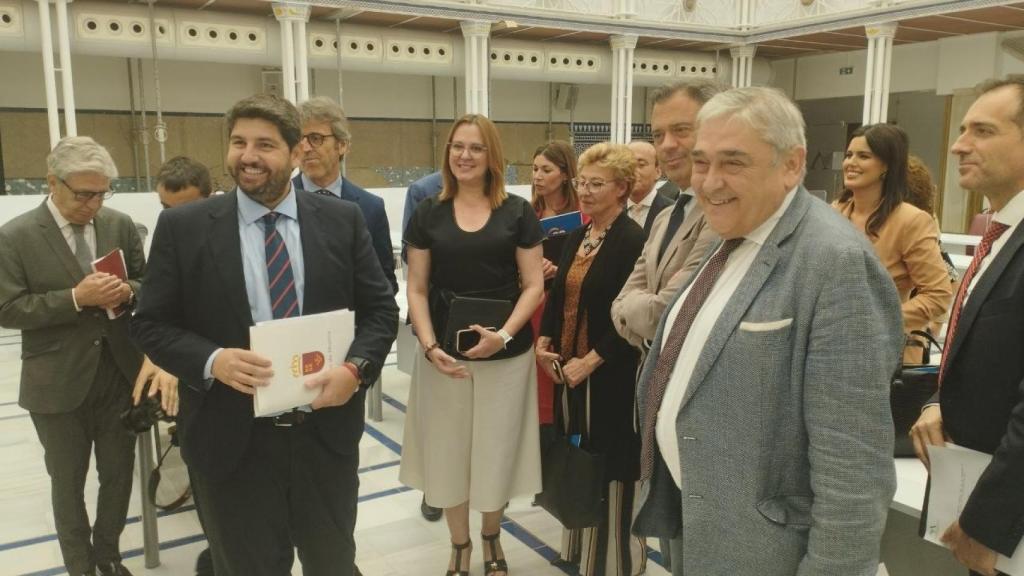 Fernando López Miras (1i), en la Asamblea Regional, junto a Francisco Álvarez, del Grupo Liberal Ciudadanos, y Juan José Liarte, del Grupo Parlamentario Vox, en la parte derecha de la imagen.