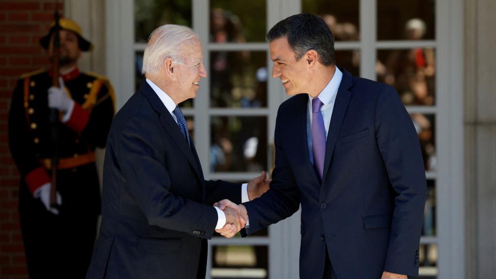 El presidente de EEUU, Joe Biden, y Pedro Sánchez, durante su saludo a las puertas de la Moncloa, este martes.