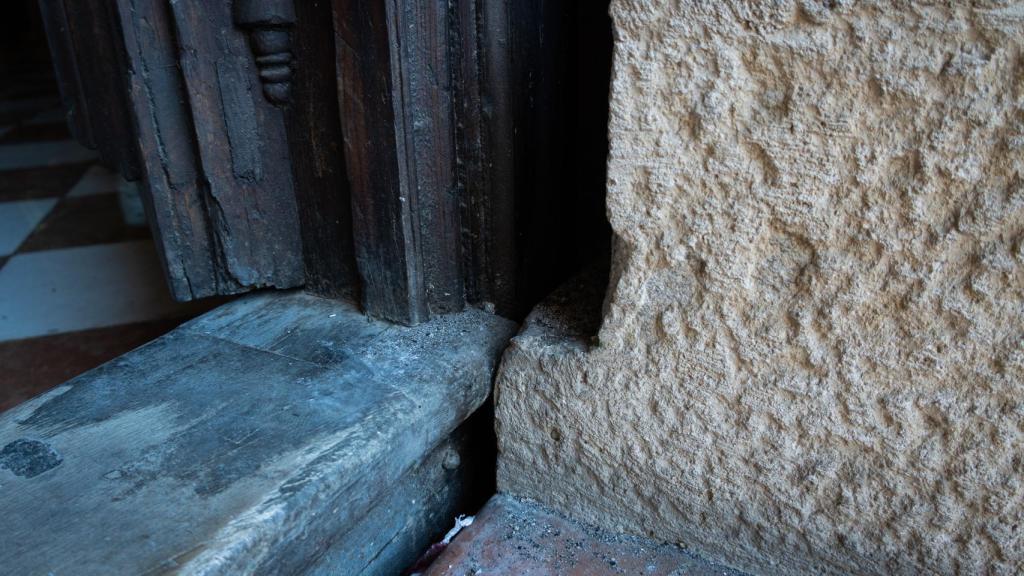 Una imagen de la puerta de la Catedral quemada.
