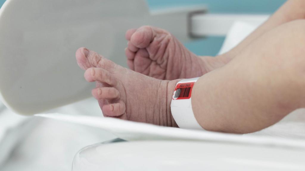 Los pies de un recién nacido.