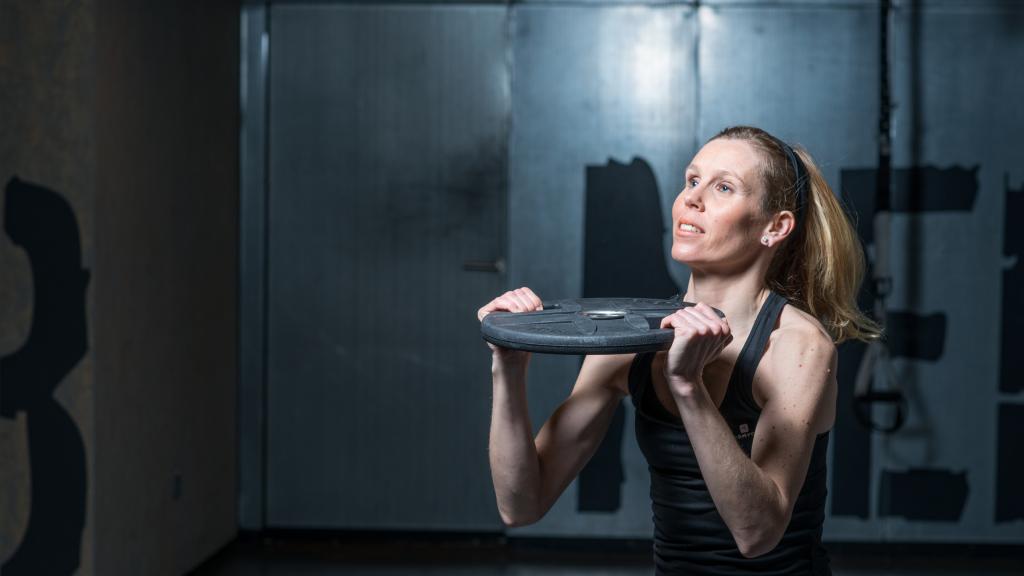 Sara Álvarez practicando ejercicio en su centro wellness.
