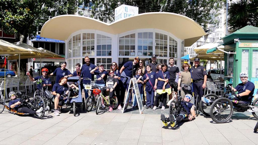 Un grupo de asociados de Down Coruña y miembros de Enki