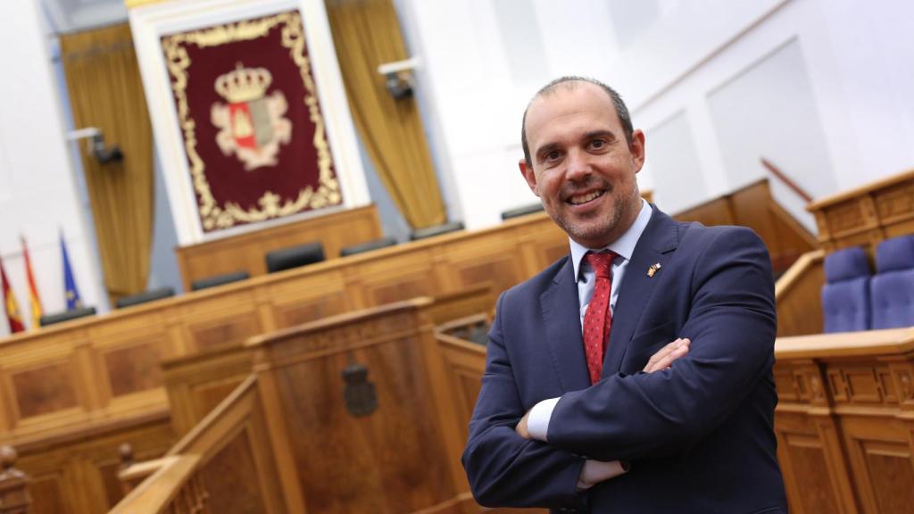 Pablo Bellido en el salón de plenos de las Cortes de Castilla-La Mancha.