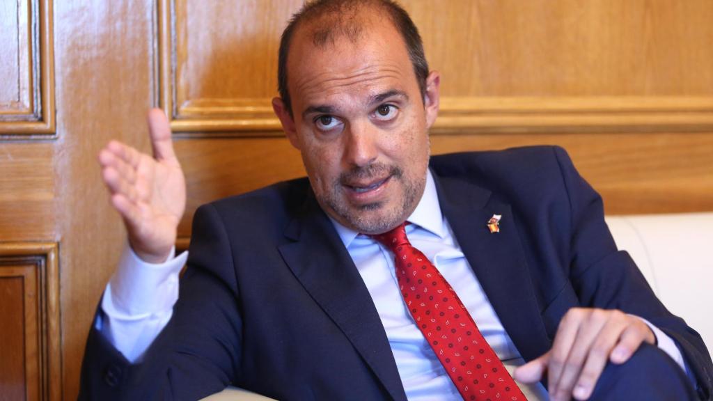 Pablo Bellido charla con el periodista Alberto Morlanes durante la entrevista.