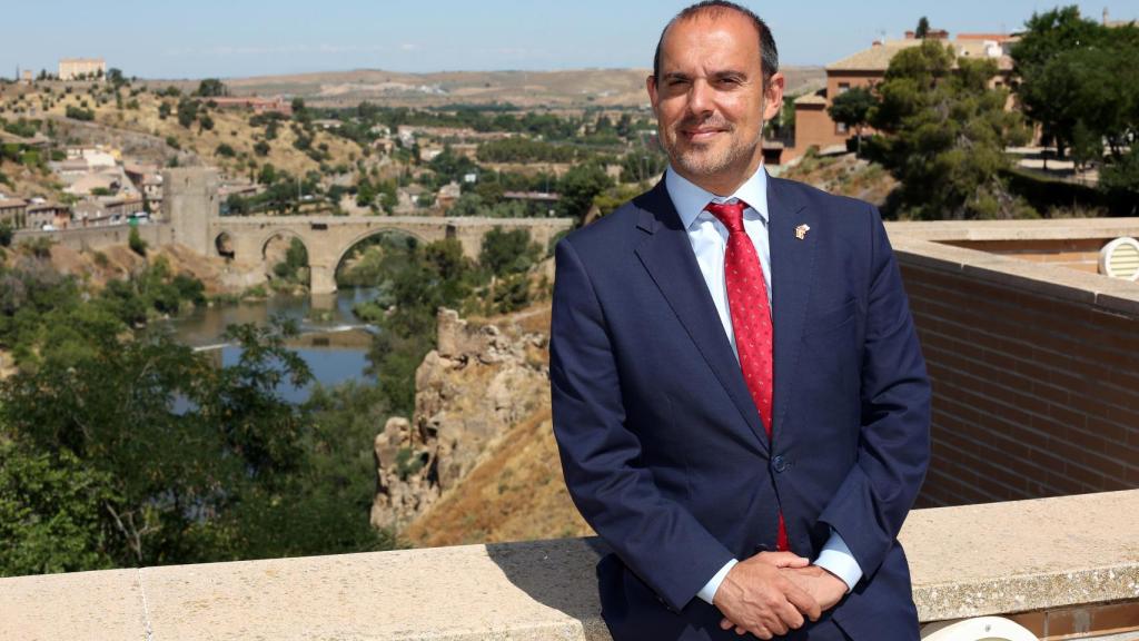 Bellido en la azotea de las Cortes, con vistas al Puente de San Martín de Toledo.
