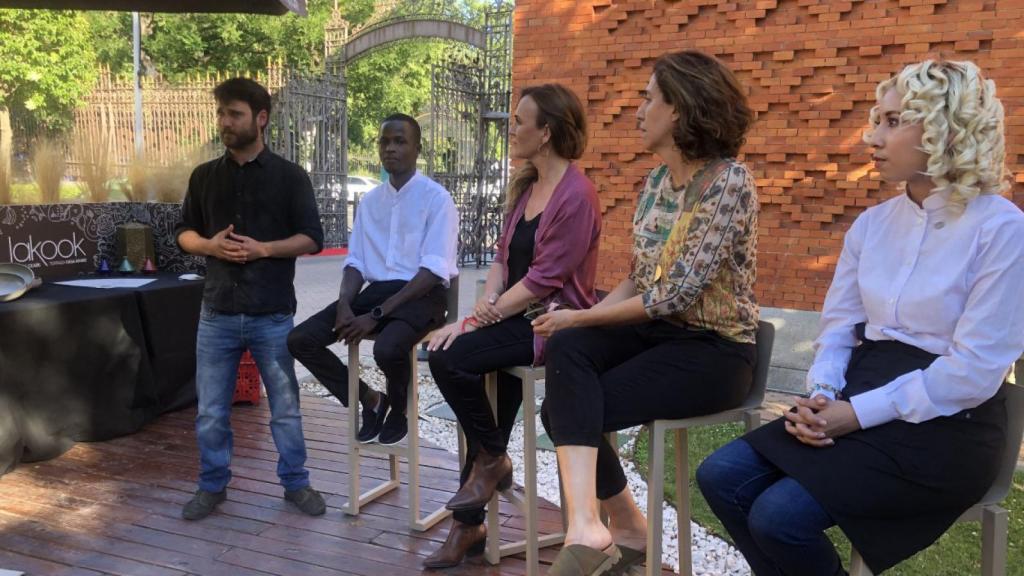 El chef Martín Coronado junto a Estrella Galán, directora de CEAR, Irene Lozano, directora de Casa Árabe, y dos jóvenes refugiados que trabajan en Lakook.
