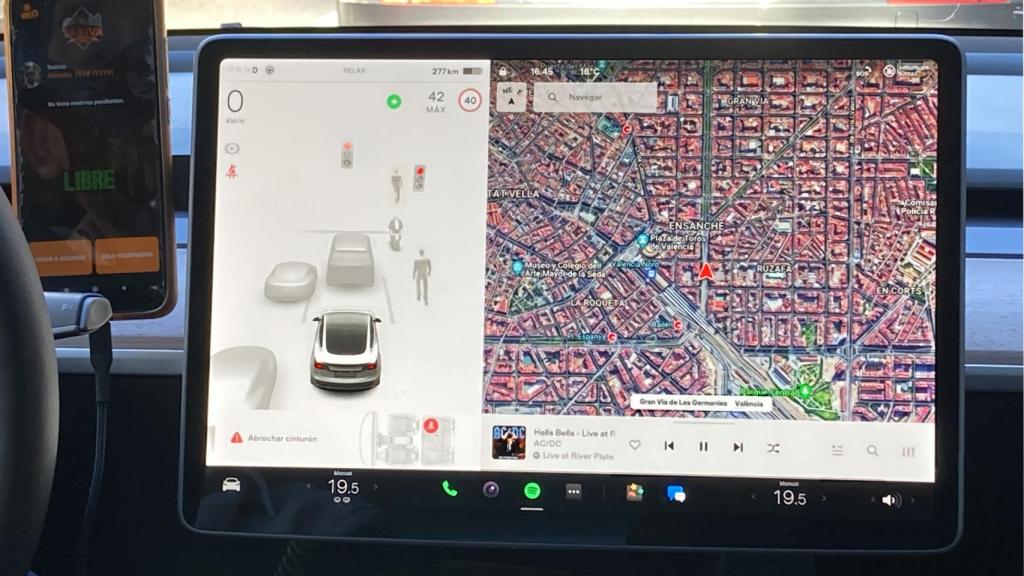 Pantalla en el salpicadero de un taxi Tesla, que muestra al vehículo como un 'coche conectado' con su entorno.