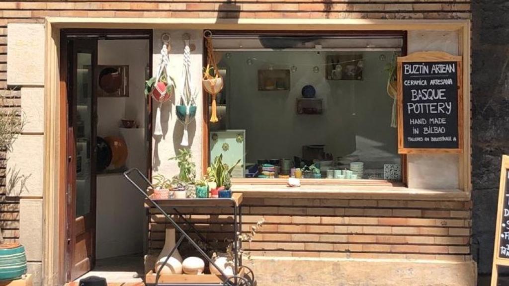 Fachada de la tienda Buztin Artean.