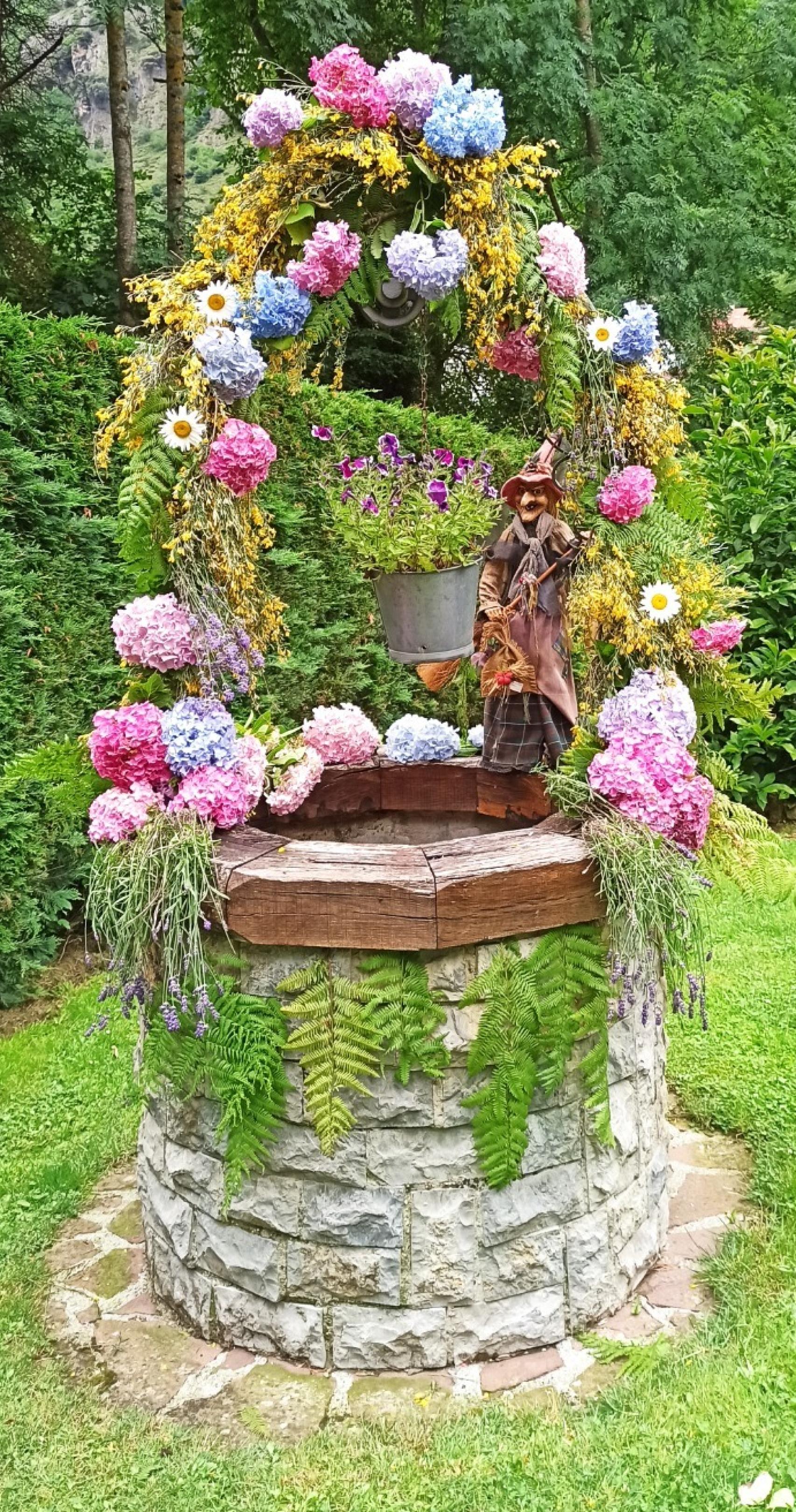 Uno de los enramados de fuentes durante la noche de San Juan