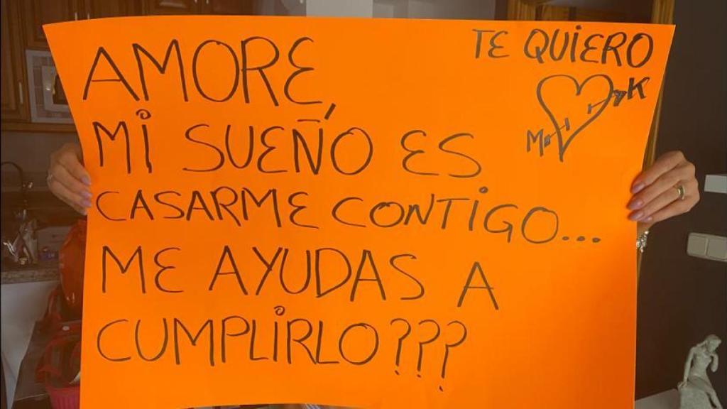 La cartulina con la que sorprendió a su mujer, Katya.
