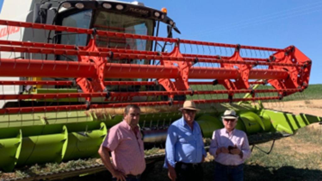Luis Real, en el centro, flanqueado por Carlos, su encargado, y un servidor