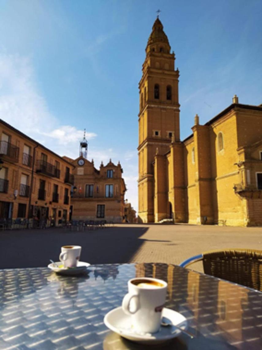 Iglesia de San Pedro, en plena Plaza Mayor de Alaejos