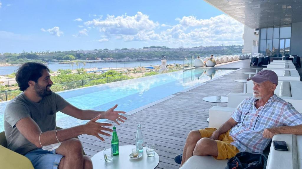 Un momento de la entrevista mantenida con Pedro Juan Gutiérrez.