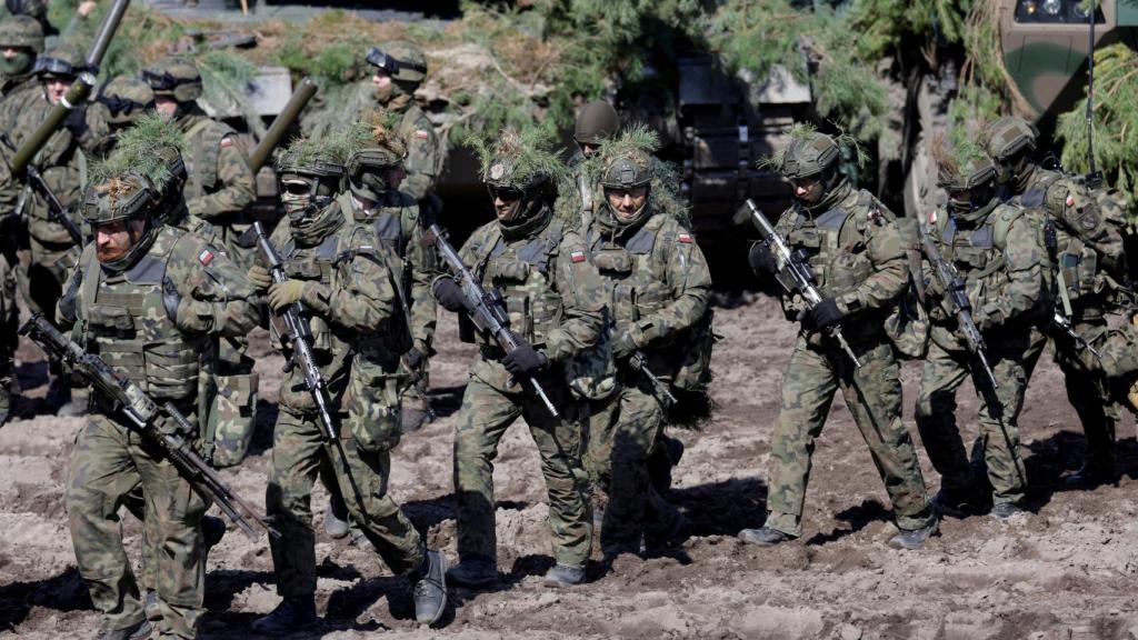 Miembros de la sección mecanizada de Polonia durante una operación con la OTAN.