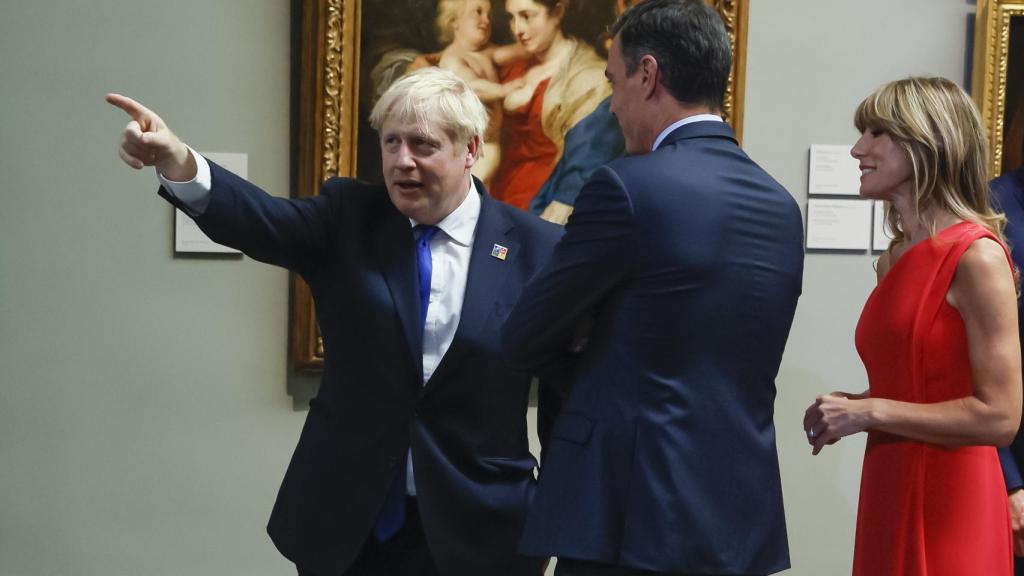 Johson junto a Sánchez y Begoña Gómez en el interior del museo.